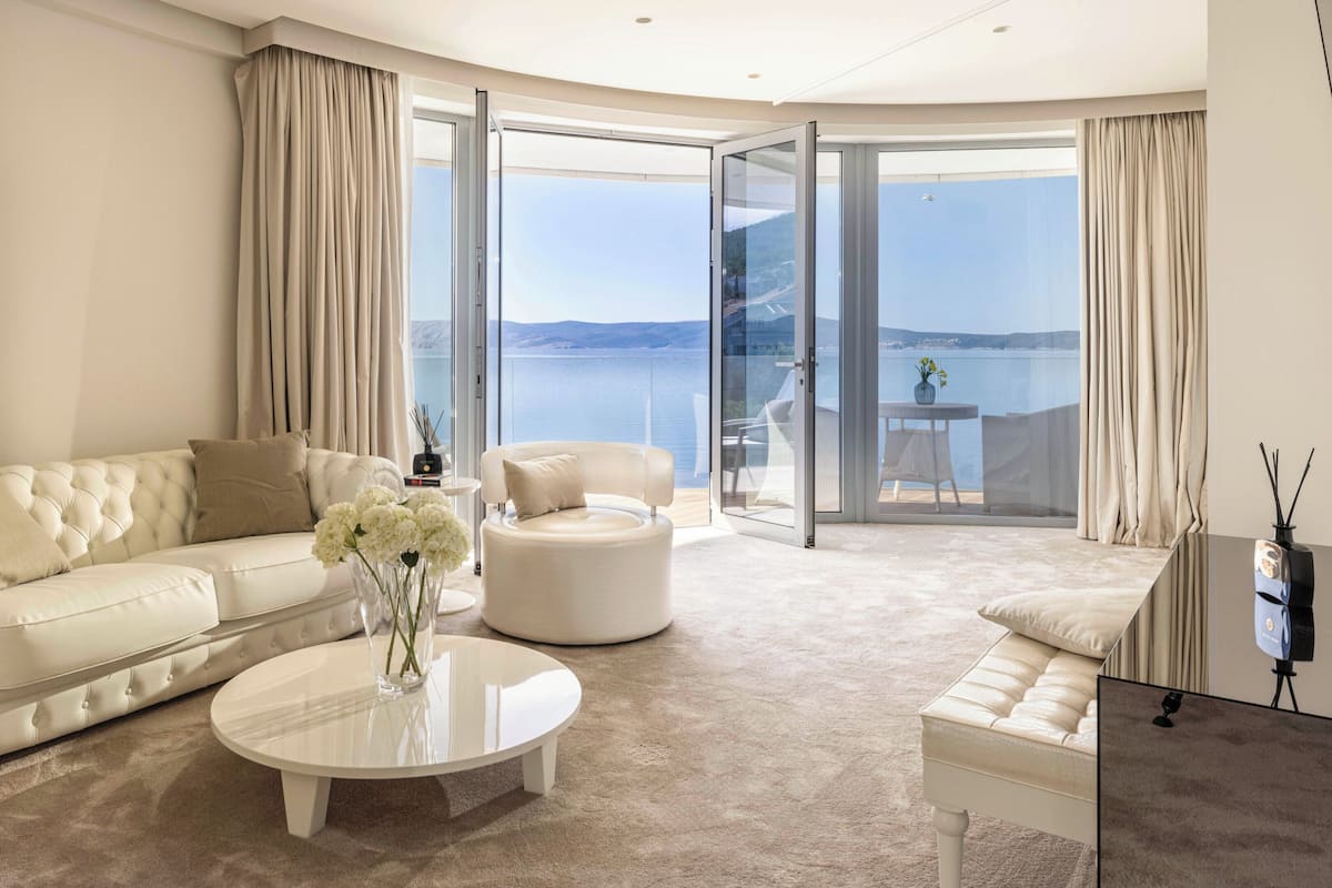 Deluxe Suite | Living area | 61-cm TV with satellite channels