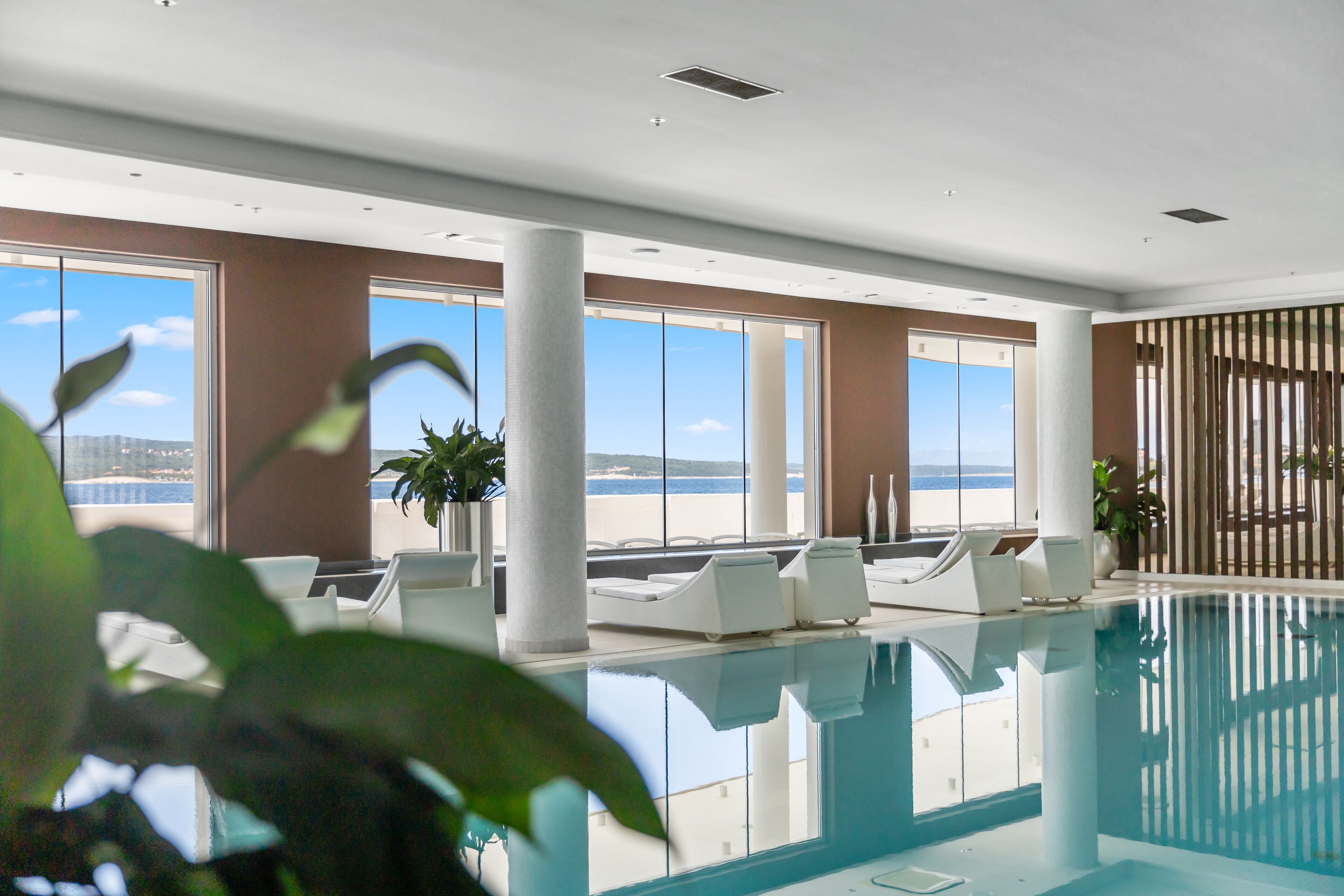 Indoor pool, pool loungers