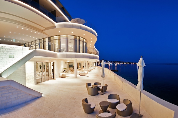 Fachada da propriedade à noite