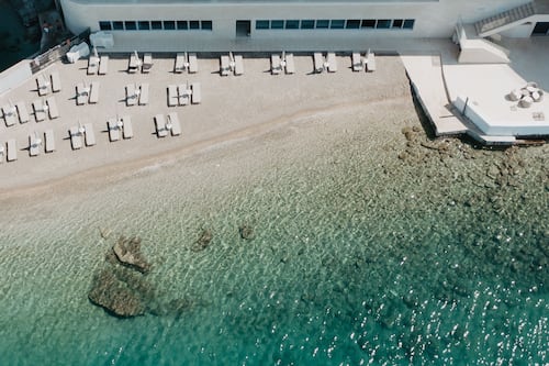 Platja privada, gandules de platja i para-sols per a la platja