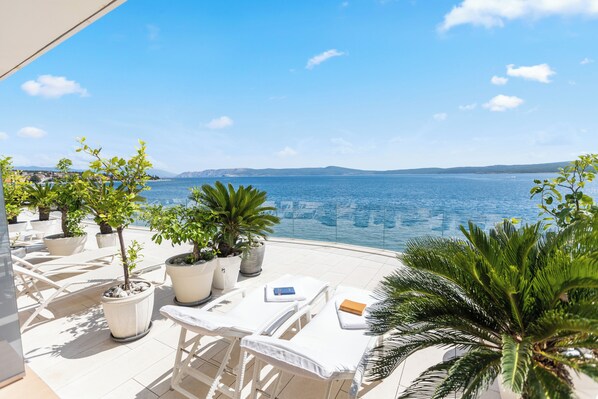 Kahden hengen deluxe-huone, terassi, merinäköala | Terassi/patio