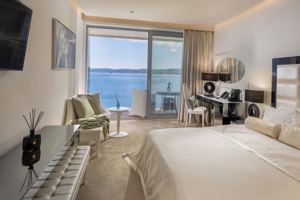 Premium bedding, minibar, in-room safe, desk