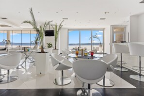 2 bars/lounges, poolside bar