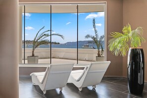 Sisäuima-allas, aurinkotuoleja