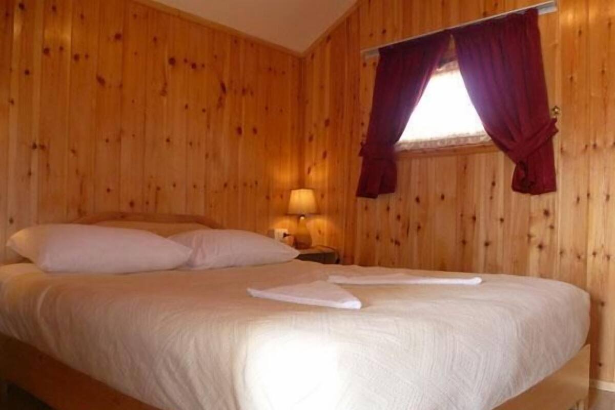 Standard Double Room | Bar mini, peti besi dalam bilik, seterika/papan seterika, Wi-fi percuma