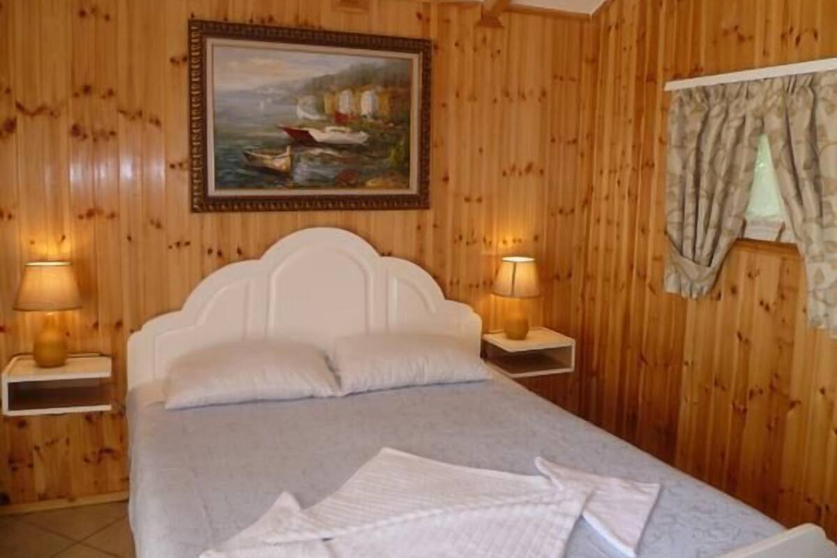 Family Room for 5 people | Minibar y caja de seguridad en la habitación