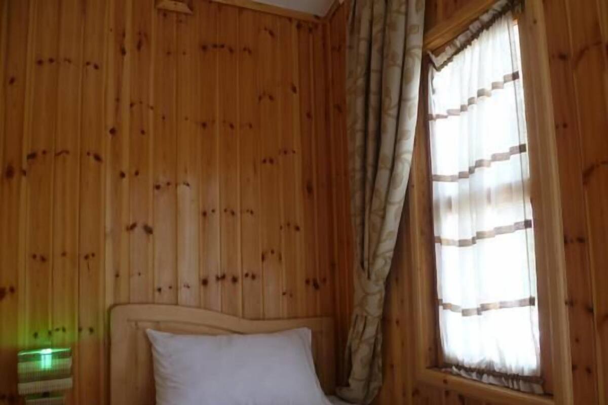 Standard Twin Room | Bar mini, peti besi dalam bilik, seterika/papan seterika, Wi-fi percuma