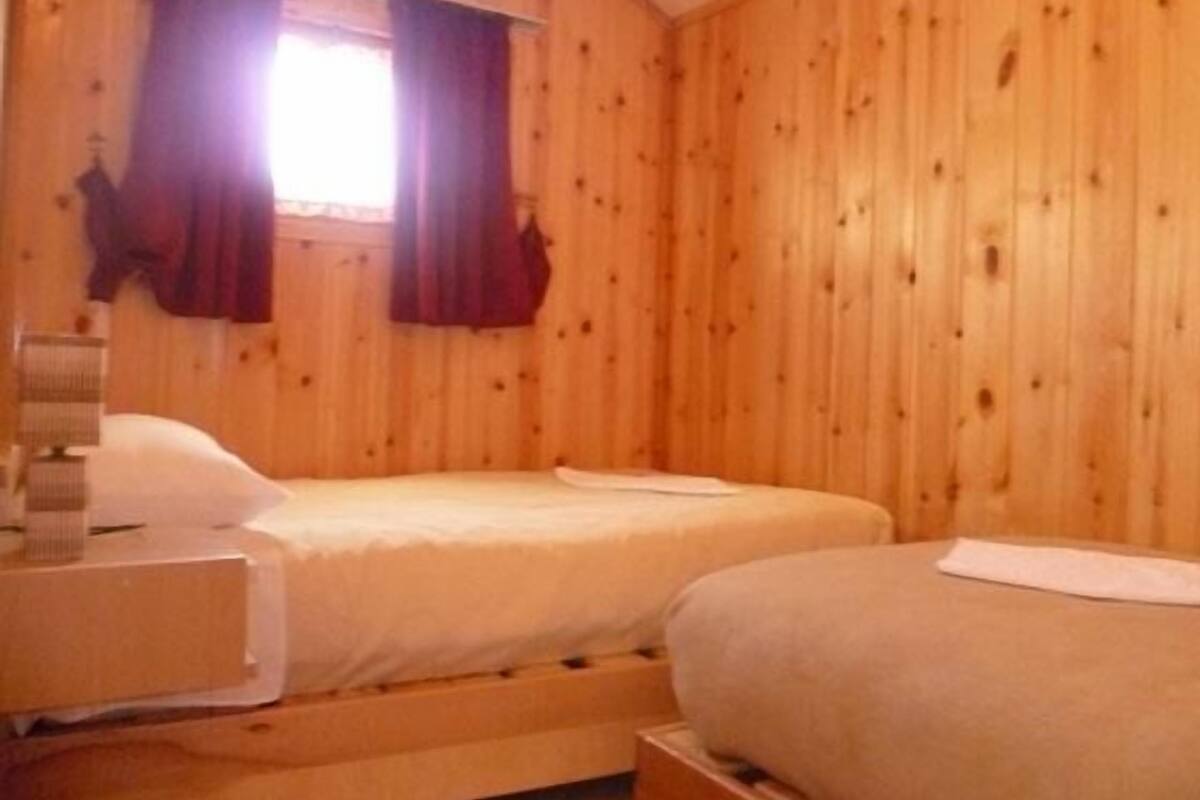 Standard Triple Room | Bar mini, peti besi dalam bilik, seterika/papan seterika, Wi-fi percuma