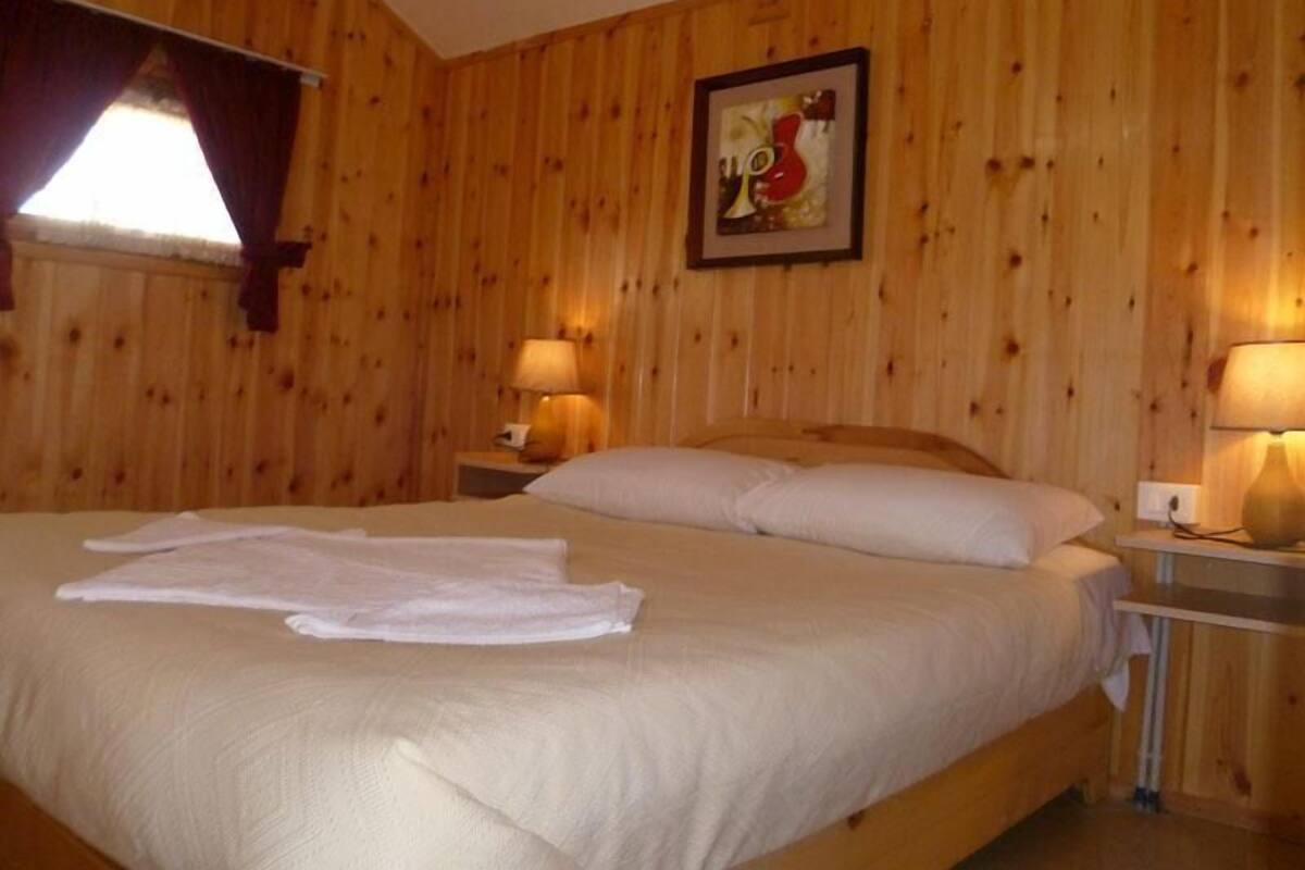 Deluxe Double Room | Bar mini, peti besi dalam bilik, seterika/papan seterika, Wi-fi percuma