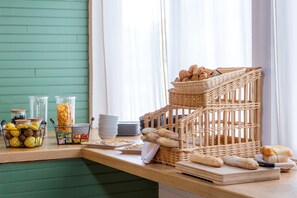 Petit déjeuner buffet (13 EUR par personne)