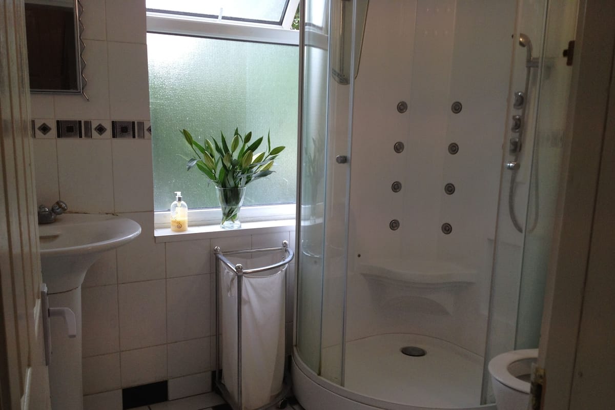 Twin Room, Shared Bathroom | Bathroom