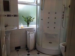 Chambre avec lits jumeaux, salle de bains commune | Salle de bain