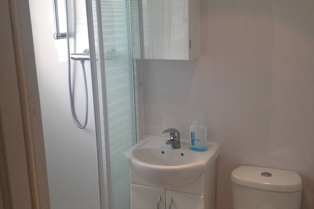 Chambre Triple, salle de bains commune | Salle de bain