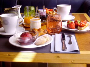 Kontinental frukost varje dag (EUR 10.00 per person)
