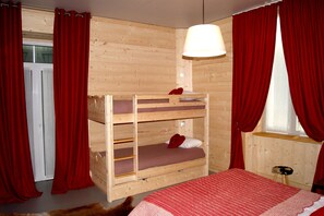 Quadruple Room | In-room safe, free cribs/infant beds, free WiFi