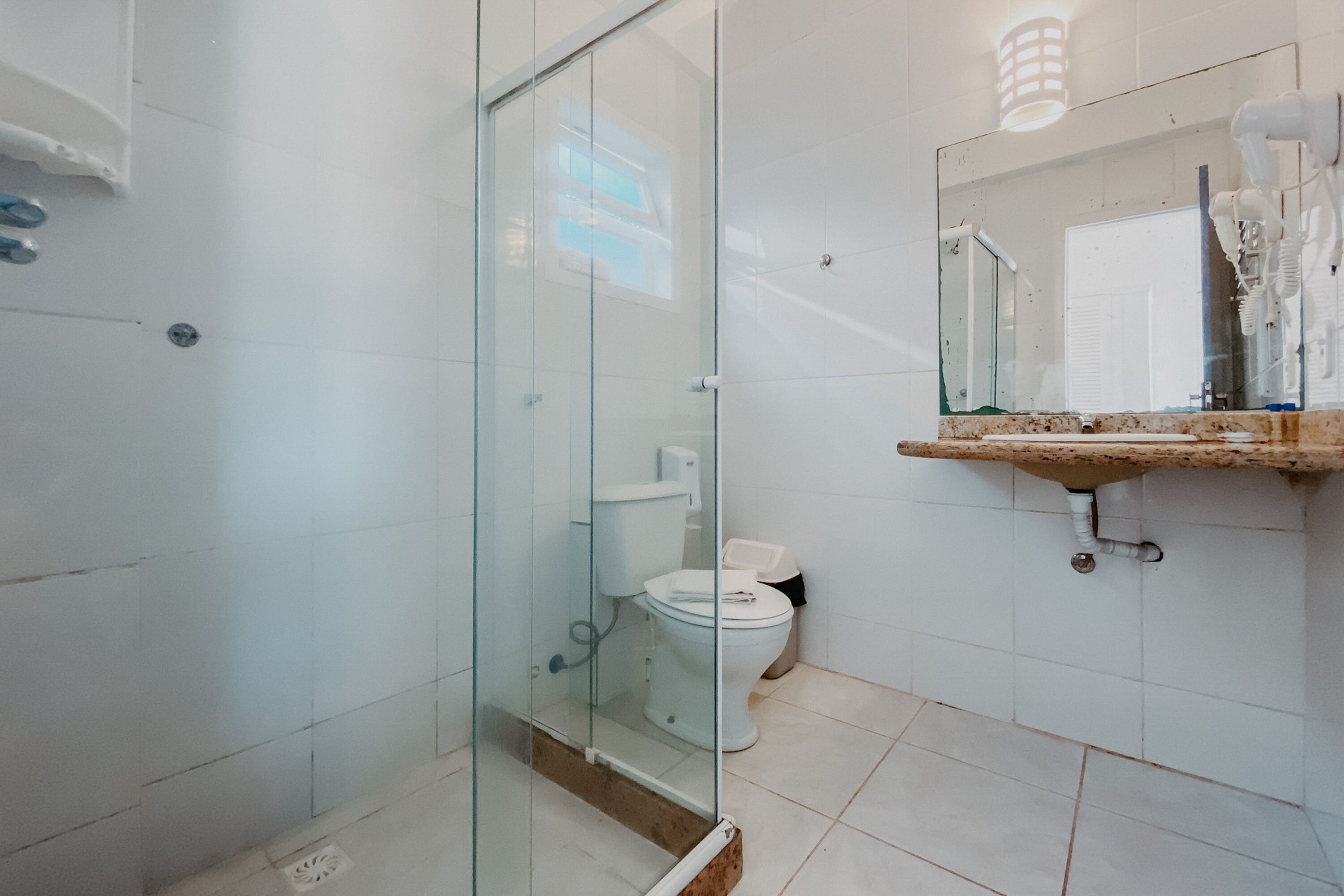 Habitación familiar | Baño | Regadera, secadora de cabello, toallas 