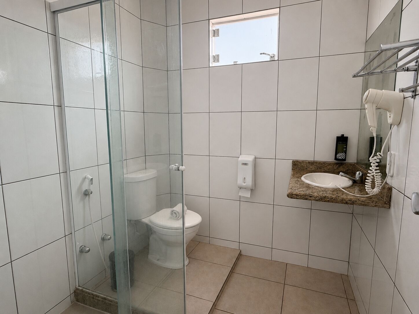 Estudio | Baño | Regadera, secadora de cabello, toallas 