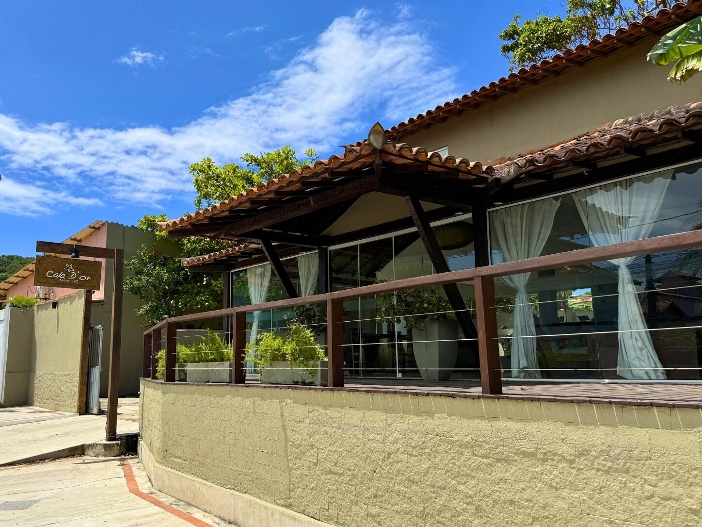 Vista frontal de la propiedad