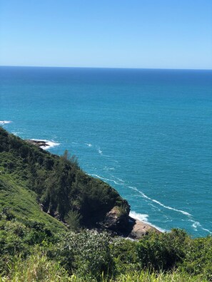 A coastal landscape with a clear view of the ocean and a rocky cliff. - Calador Búzios Hotel (Búzios)