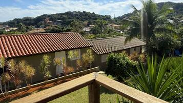 Un barrio residencial con casas, una valla de madera y una colina al fondo.