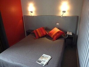 Habitación doble estándar | Caja de seguridad en la habitación, escritorio y insonorización 