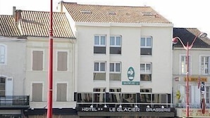 A hotel named "Le Glacier Bras" with a sign indicating it is a hotel.