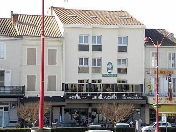 Vista frontal de la propiedad