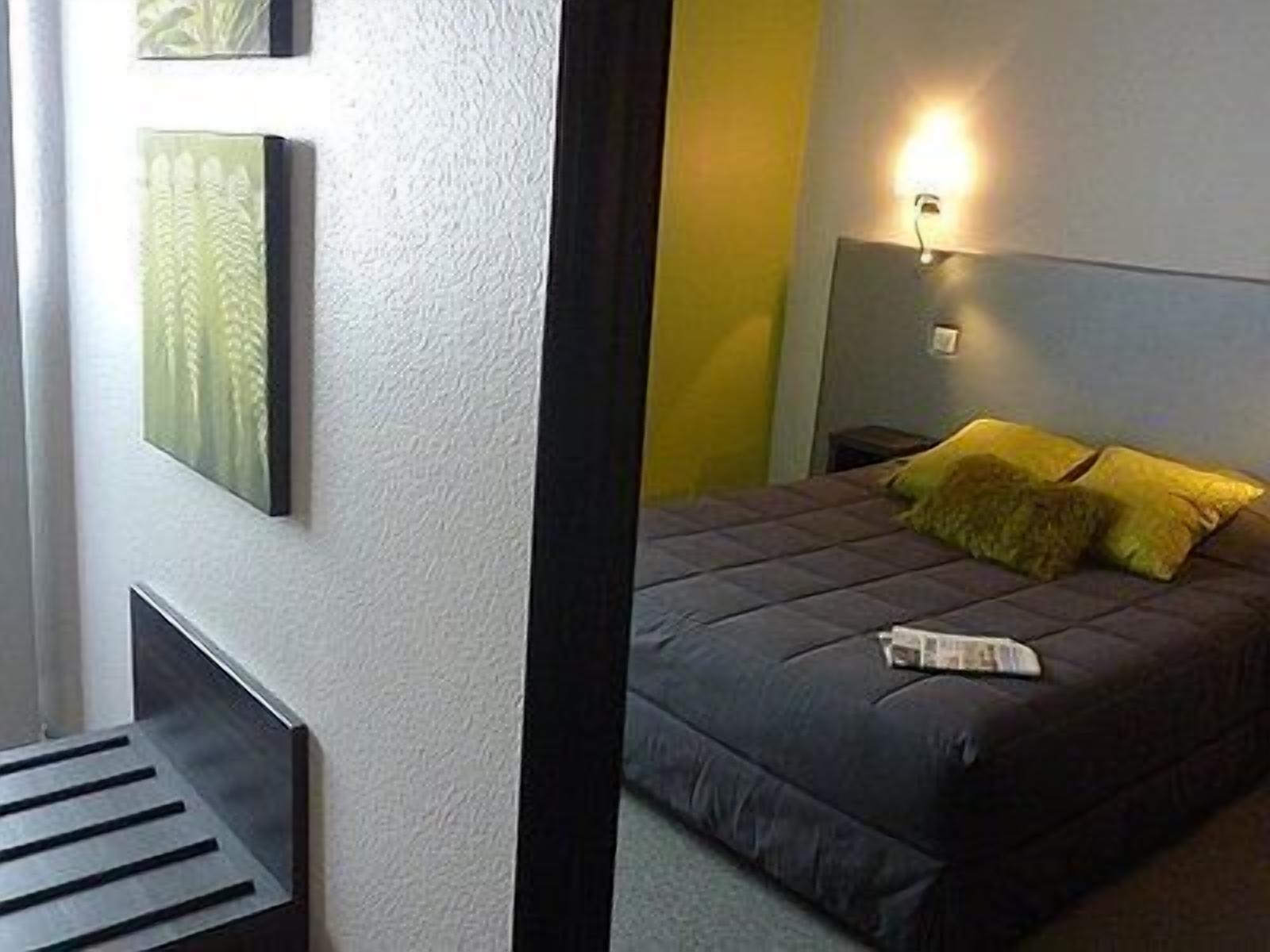 خزنة داخل الغرفة ومكتب وتجهيزات عازلة للصوت وأسرّة أطفال/رضّع (مجانًا)