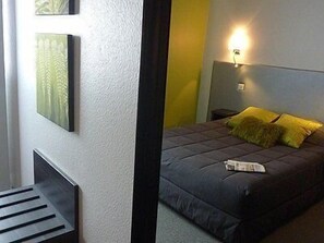 Kamar Double Standar | Brankas, meja kerja, kedap suara, dan tempat tidur bayi gratis