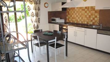 Familie appartement | Privékeuken | Een koelkast, een microgolfoven, kookgerei, borden en bestek