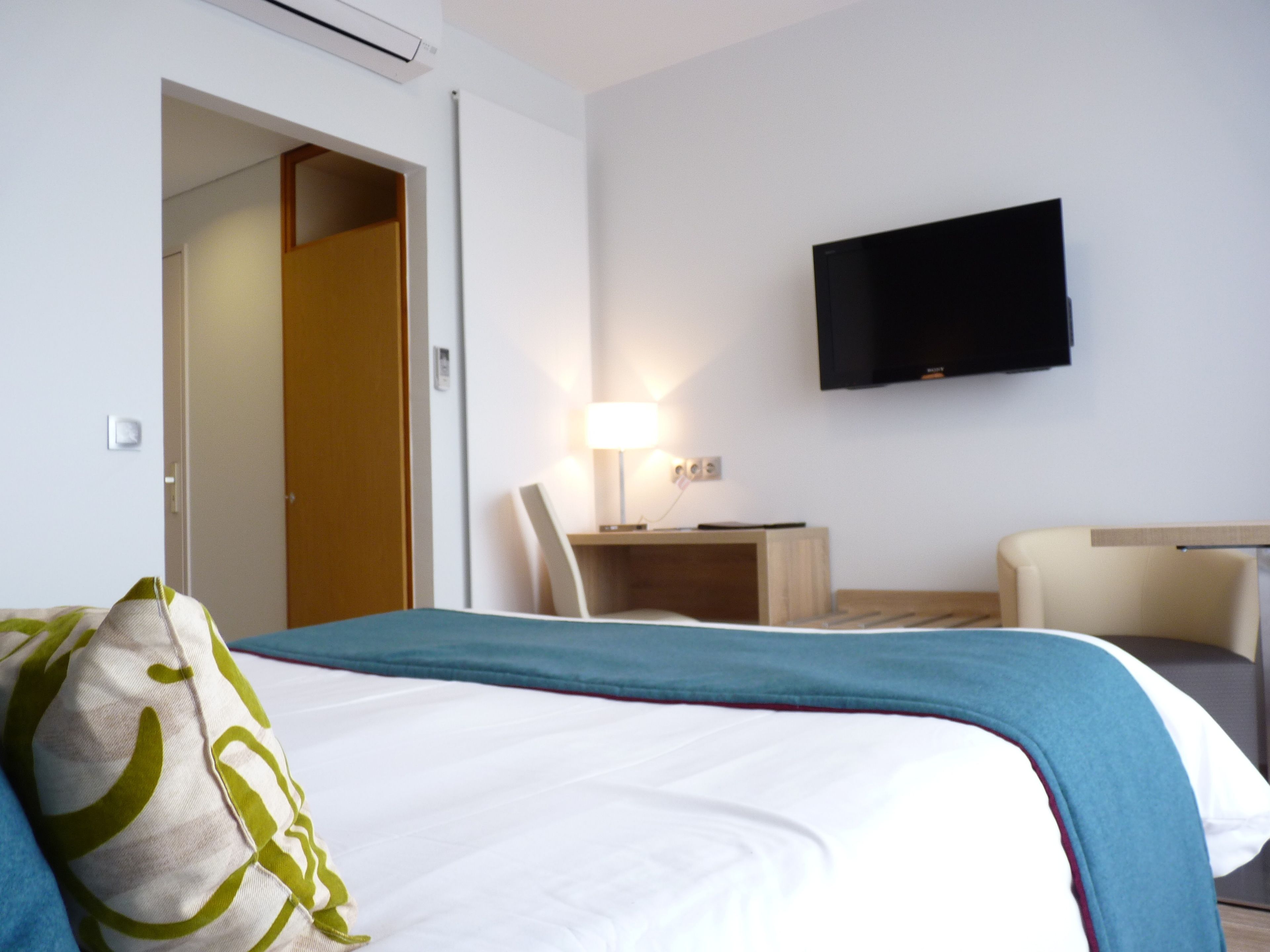 2 bedrooms, egyptian cotton sheets, premium bedding, memory-foam beds