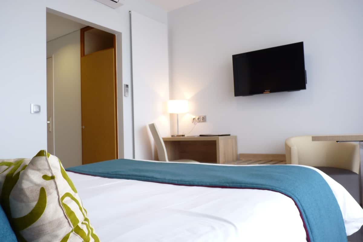 2 bedrooms, egyptian cotton sheets, premium bedding, memory-foam beds