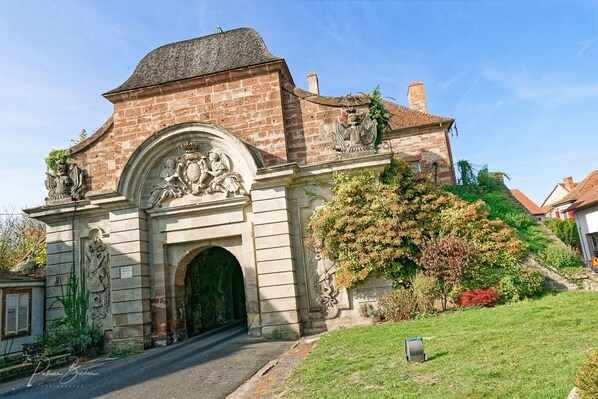Un edificio histórico con un arco destacado y elaboradas esculturas de piedra.