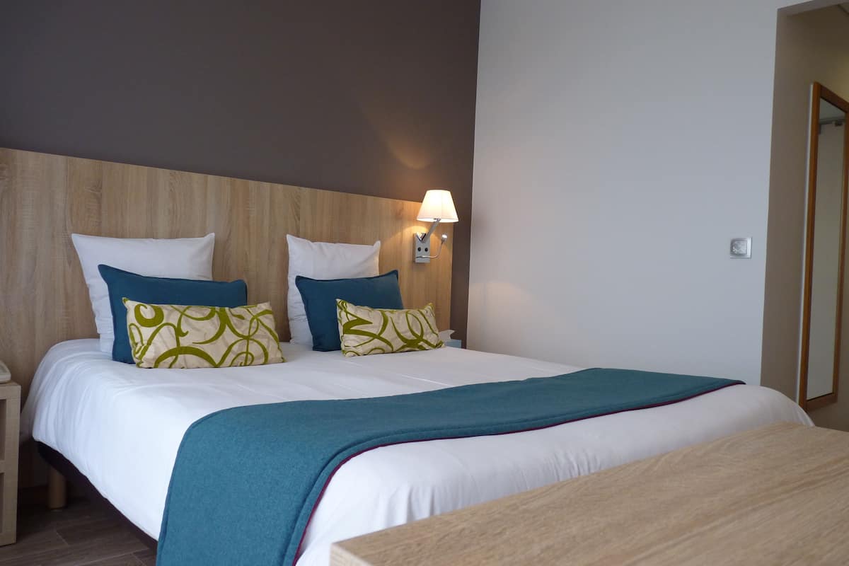 2 bedrooms, egyptian cotton sheets, premium bedding, memory-foam beds