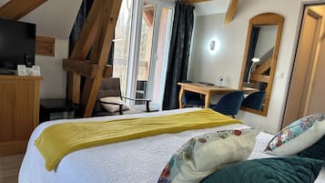 Ett sovrum med en säng, ett skrivbord, en stol och ett fönster.
