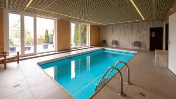 Piscine couverte, chaises longues