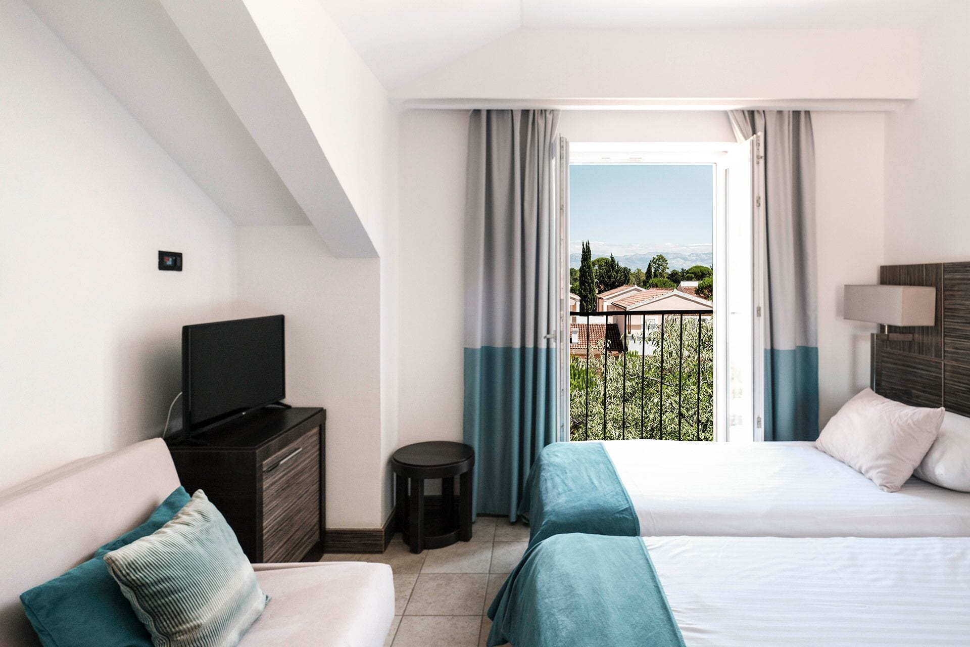 comfort two-bedroom apartment for 4+2 persons | in-room safe, desk, blackout curtains, cots/infant beds