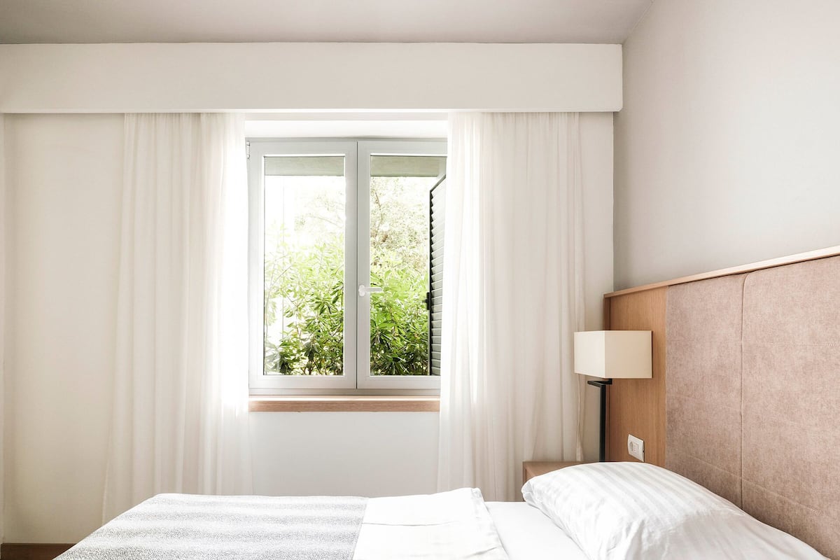 Superior Two-Bedroom Apartment for 4+2 persons | Pengeskab på værelset, skrivebord, mørklægningsgardiner