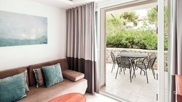 Una sala de estar moderna con un sofá, una mesa de centro y un comedor con sillas y una mesa.