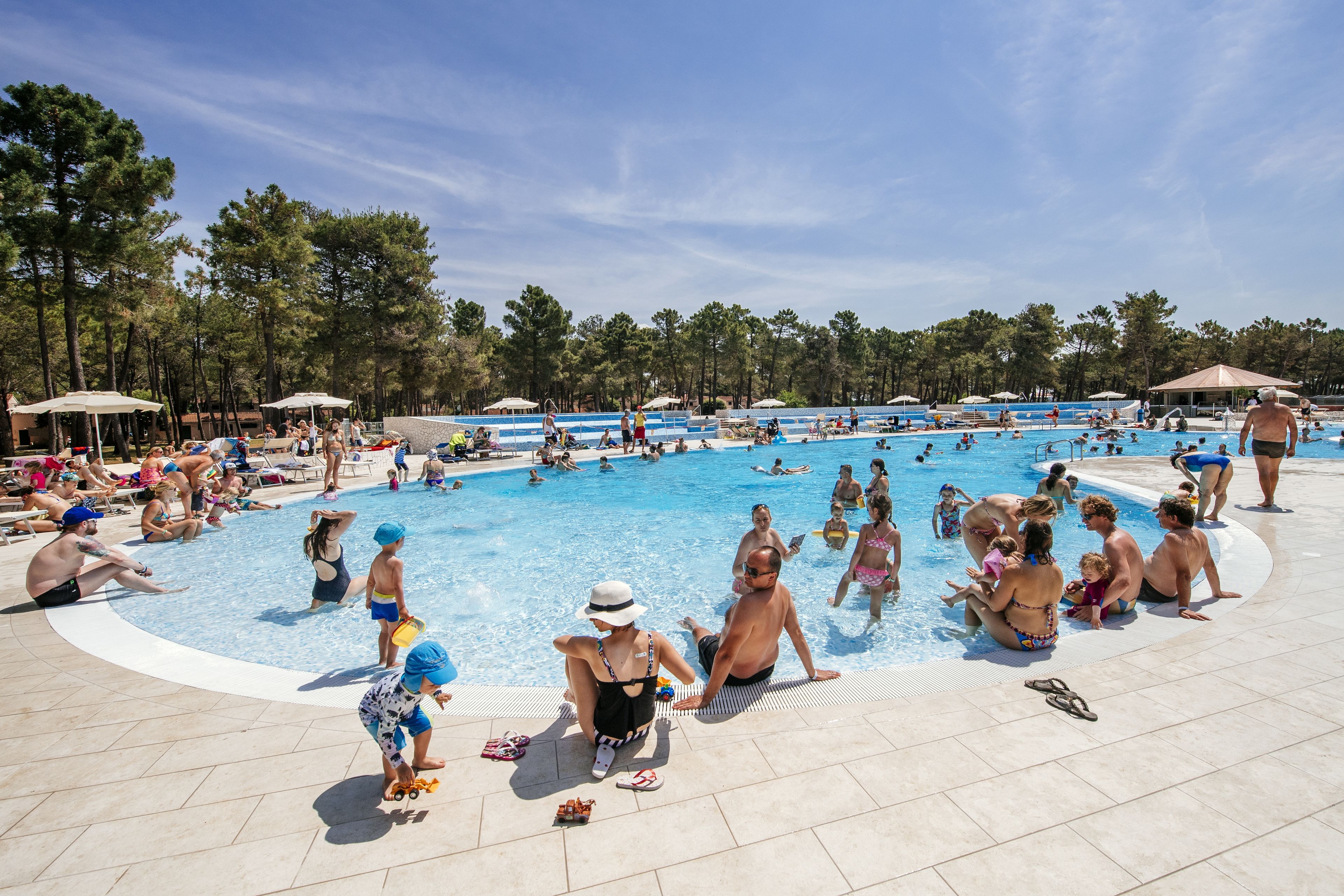 9 outdoor pools, pool umbrellas, pool loungers