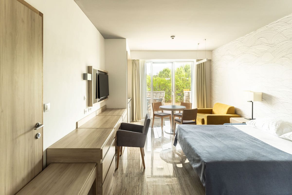 Superior Studio Apartment for 2+1 persons | Pengeskab på værelset, skrivebord, mørklægningsgardiner