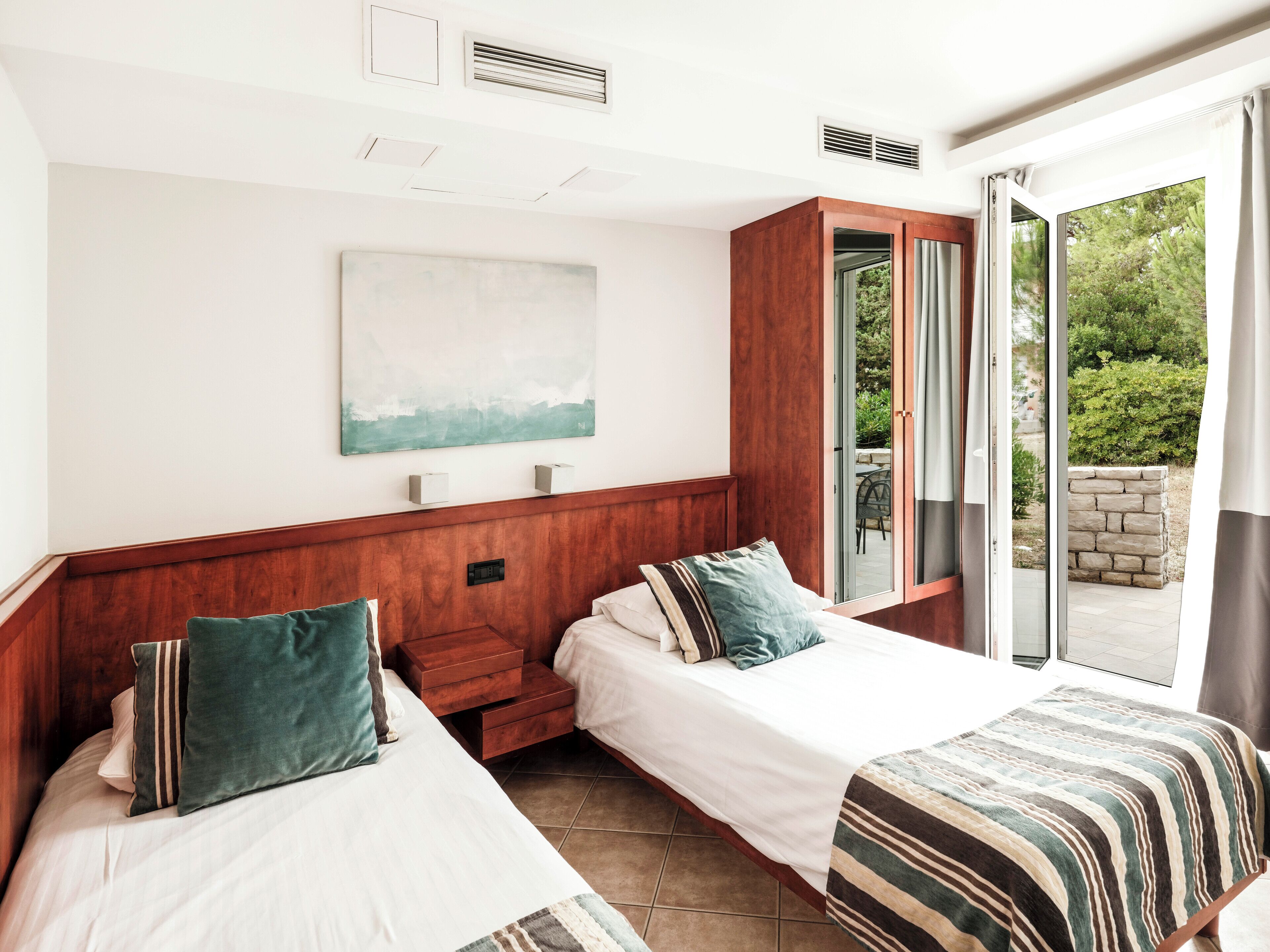 comfort two-bedroom apartment for 4+1 persons | in-room safe, desk, blackout curtains, cots/infant beds