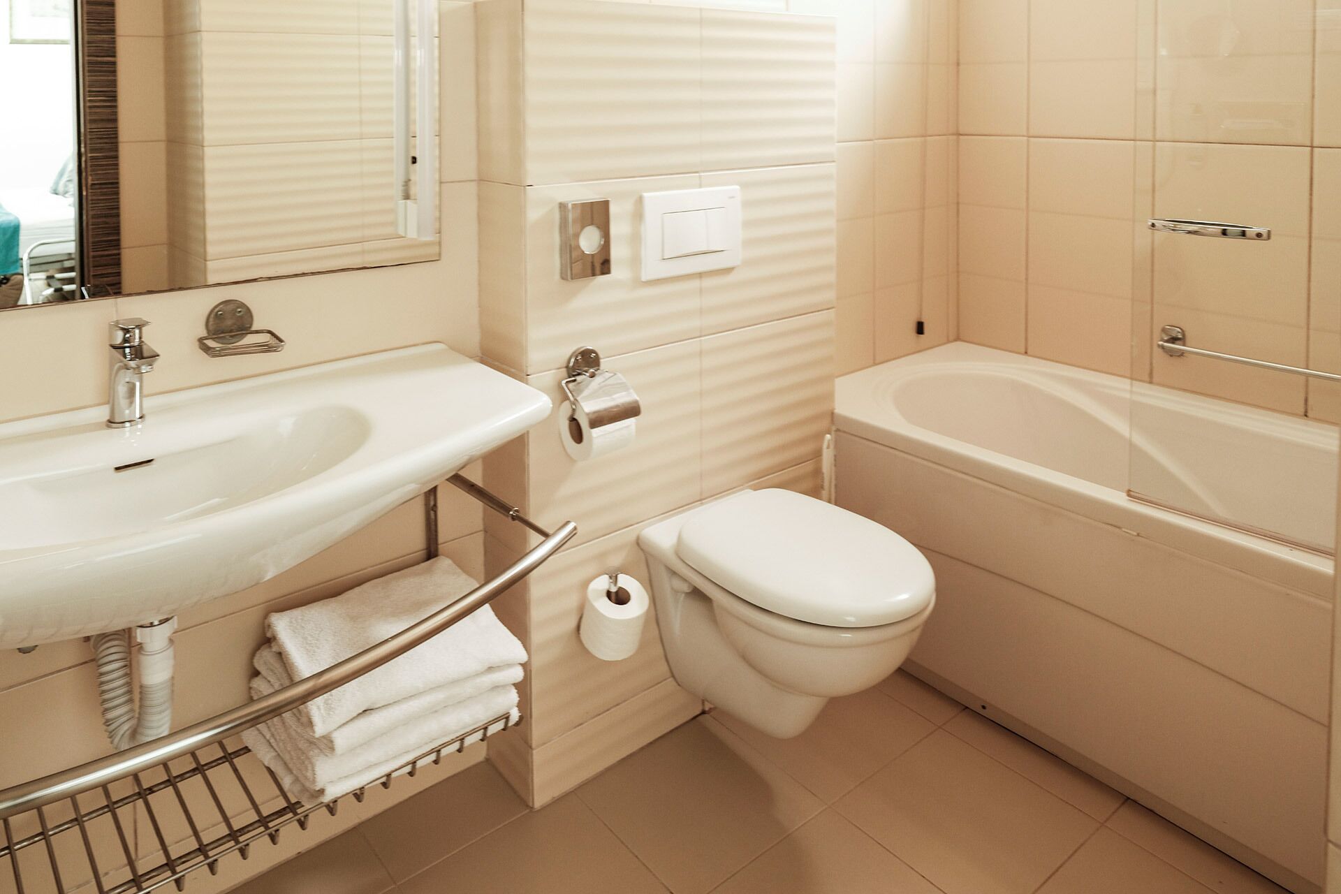 Un baño con lavamanos, inodoro y bañera.