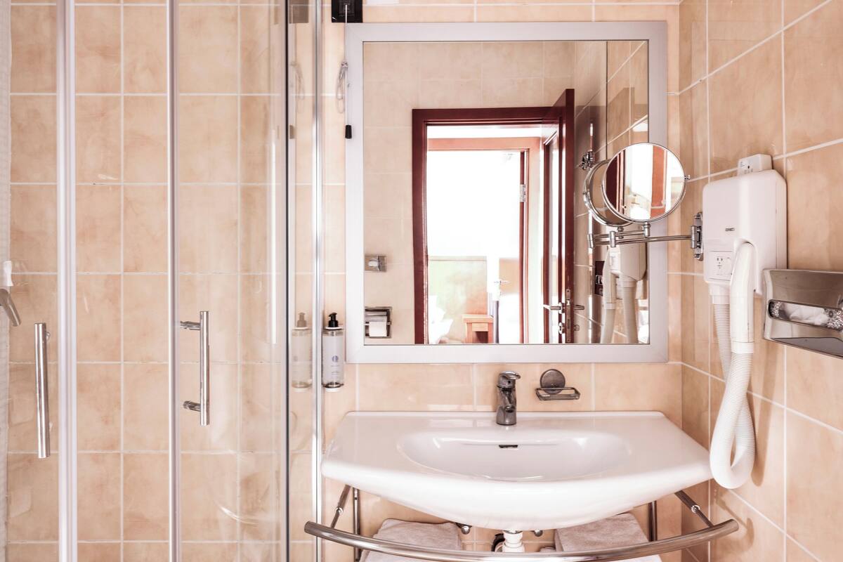 comfort two-bedroom apartment for 4+1 persons | bathroom | shower, free toiletries, hair dryer, towels