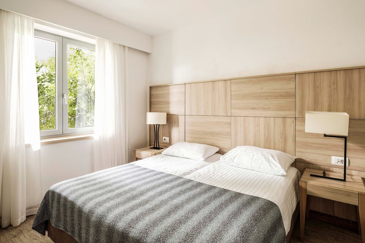 Superior One-Bedroom Apartment for 2+2 persons | Pengeskab på værelset, skrivebord, mørklægningsgardiner