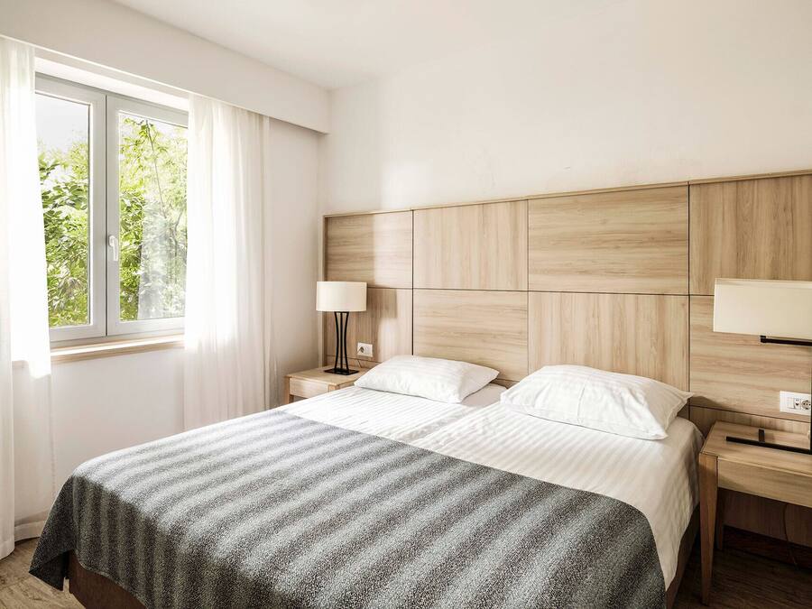 Superior One-Bedroom Apartment for 2+2 persons | Una cassaforte in camera, una scrivania, tende oscuranti