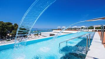 9 Außenpools, Sonnenschirme, Liegestühle