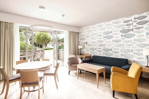 Superior Two-Bedroom Apartment for 4+2 persons | 起居区 | 80-厘米纯平电视（配备卫星频道）、电视、iPod 基座