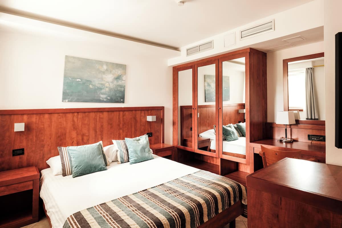 comfort two-bedroom apartment for 4+1 persons | in-room safe, desk, blackout curtains, cots/infant beds