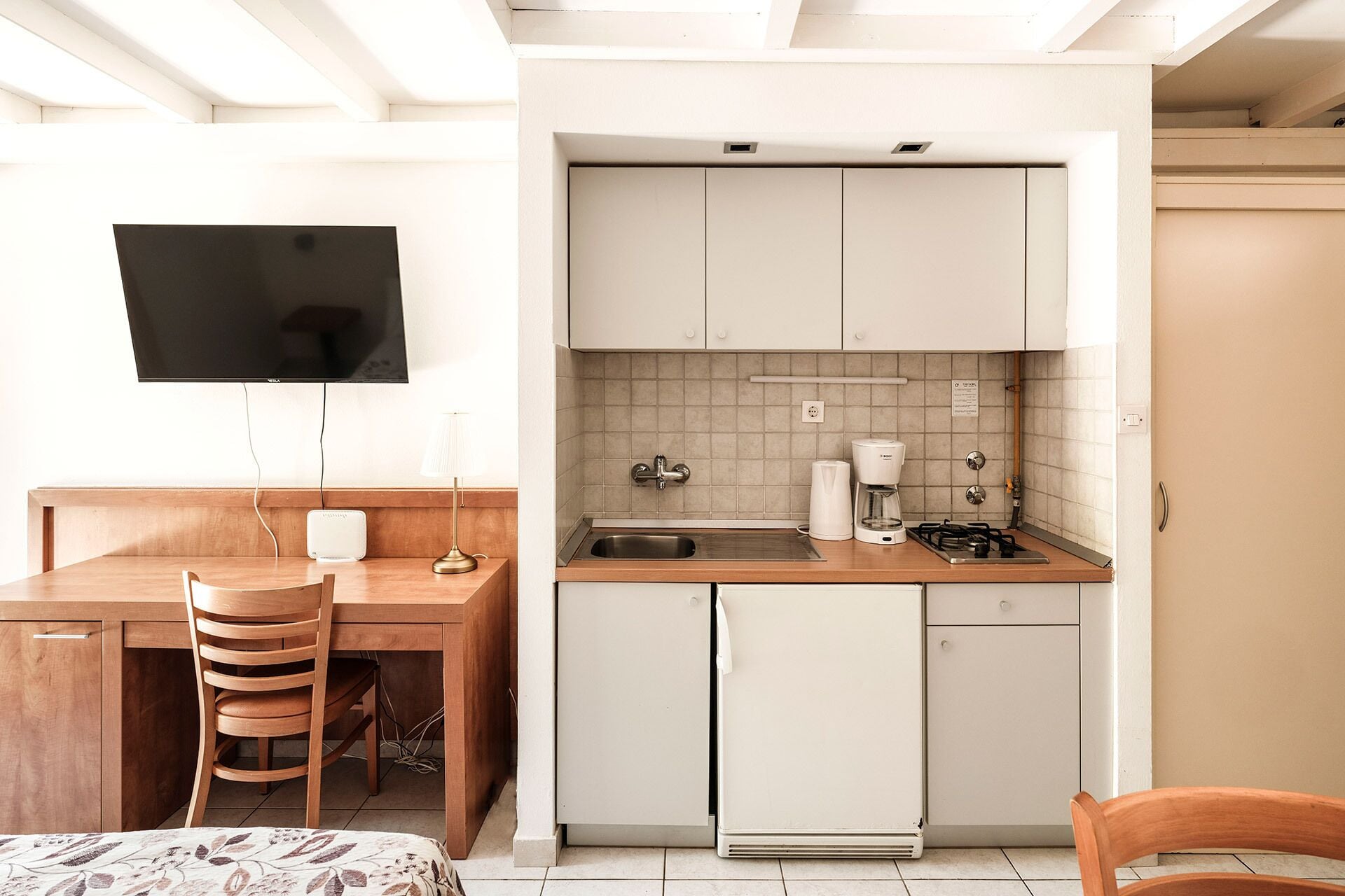 Kühlschrank, Mikrowelle, Wasserkocher mit Kaffee-/Teezubehör